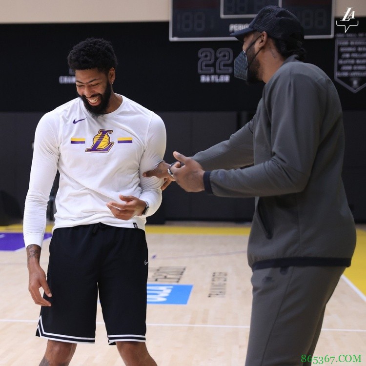 湖人官推晒小乔丹和浓眉开心拥抱图