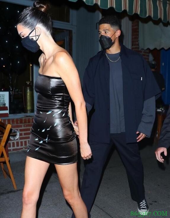 形影不离！詹娜携布克参加男闺蜜生日派对