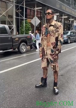 这个穿搭你会打几分？克拉克森INS晒出个人帅照