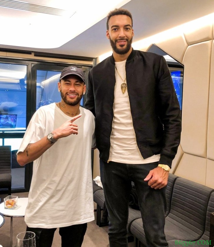 戈贝尔现场观战巴黎圣日耳曼比赛 巴黎官推晒其与内马尔合照