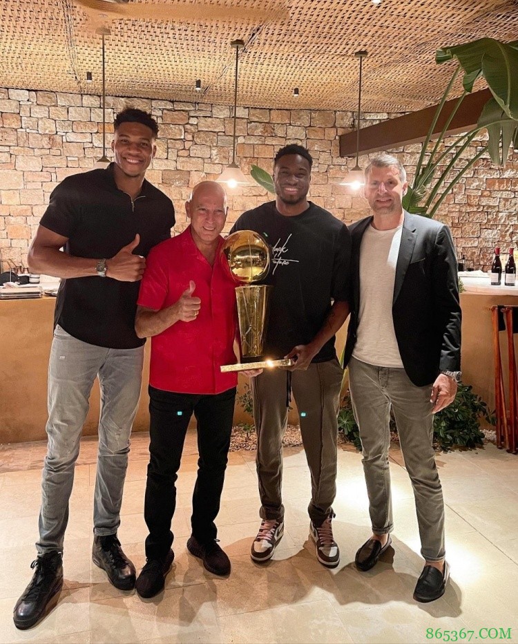 字母哥晒和希腊名宿加利斯合影：他是很多希腊人选择篮球的原因