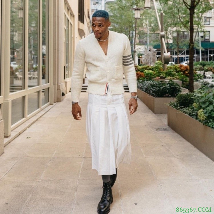 时尚感拉满!威少社媒晒最新街拍照 白裙子黑皮靴亮眼