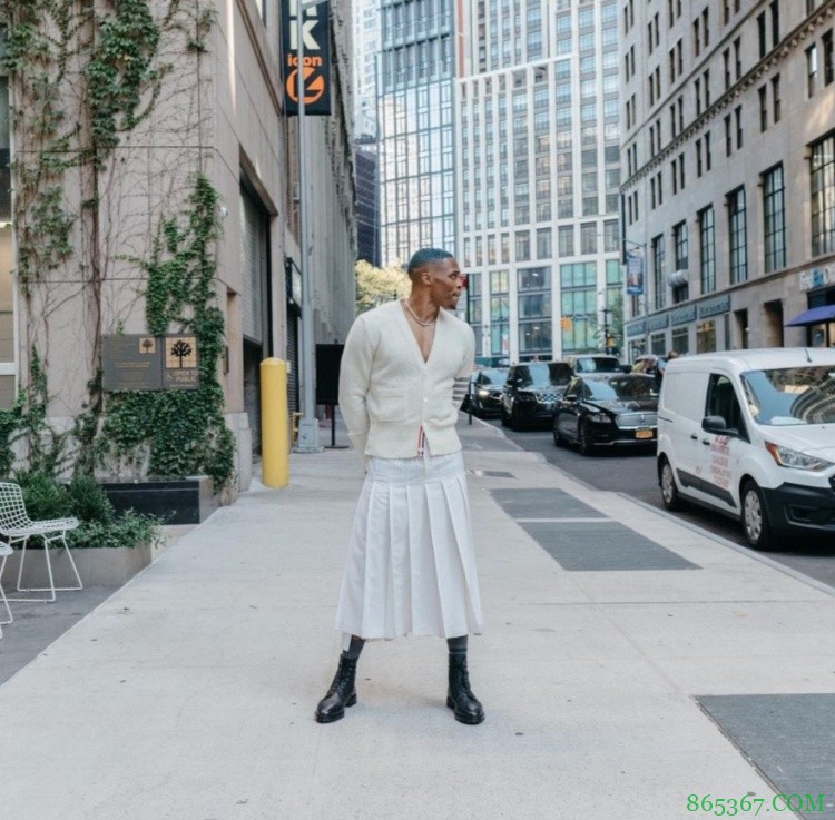 时尚感拉满！威少社媒晒最新街拍照 白裙子黑皮靴亮眼