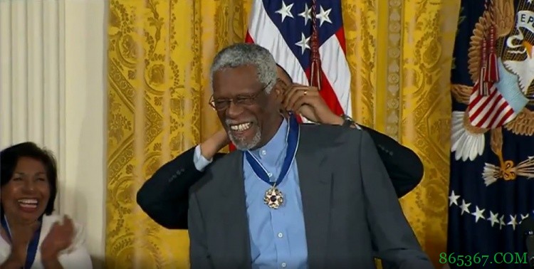 奥巴马祝贺比尔-拉塞尔：他很高大 但他的成就和品格让他更显伟岸