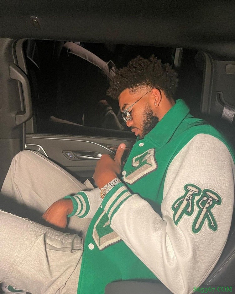 情侣装!唐斯社媒晒照:约会的夜晚?