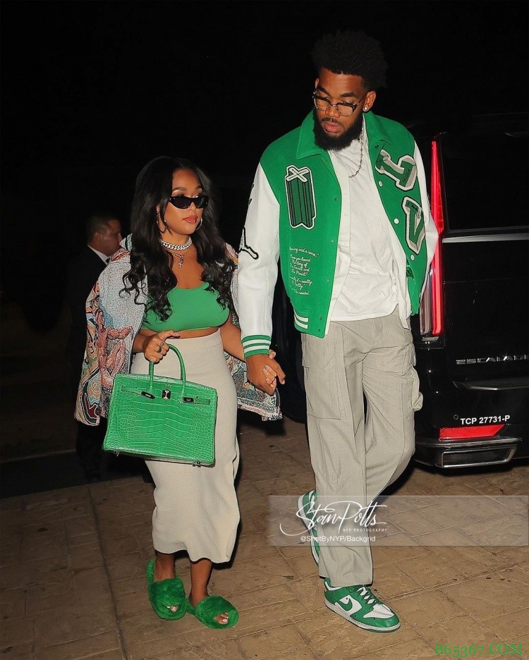 情侣装!唐斯社媒晒照:约会的夜晚?