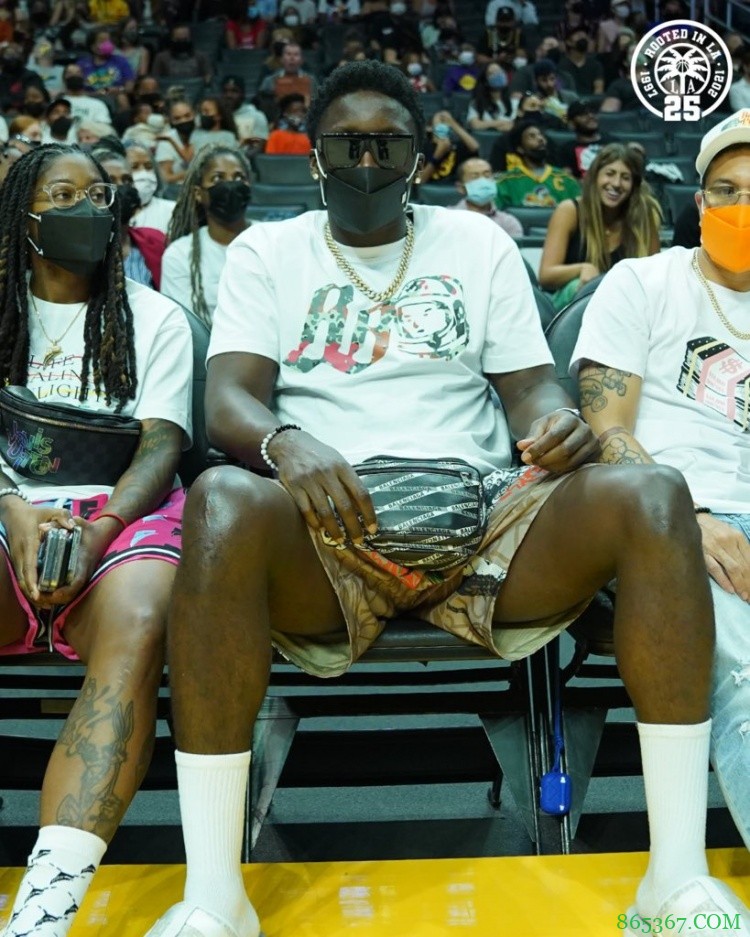 保罗&欧文&奥拉迪波现身WNBA火花VS风暴场边观战