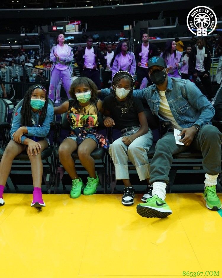 保罗&欧文&奥拉迪波现身WNBA火花VS风暴场边观战