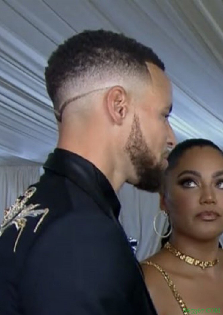 库里携妻子阿耶莎出席“时尚界奥斯卡”Met Gala