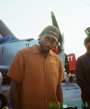 短袖衬衣+花短裤！小卡出席“时尚界奥斯卡”Met Gala