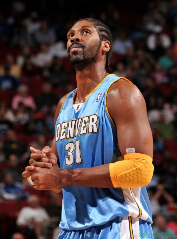 巴西大个子!掘金官推晒图祝内内39岁生日快乐?