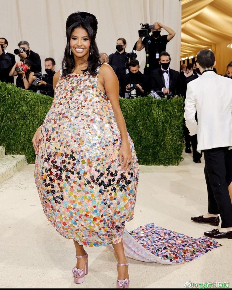 灯球造型~ 科比大女儿娜塔莉娅出席Met Gala