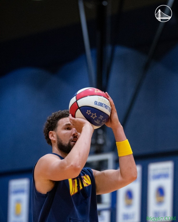 勇士官推晒克莱训练照：坐标训练馆