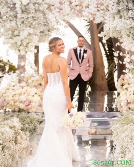 赛斯-库里晒照庆祝结婚两周年纪念日 哥哥斯蒂芬送祝福