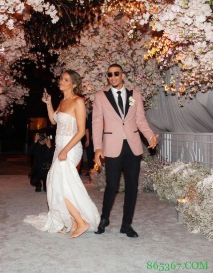 赛斯-库里晒照庆祝结婚两周年纪念日 哥哥斯蒂芬送祝福