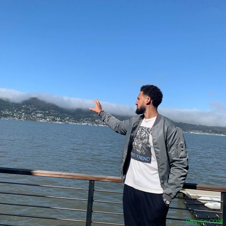 克莱晒隔空抓云趣图:感觉有点可爱 一会儿可能会删掉