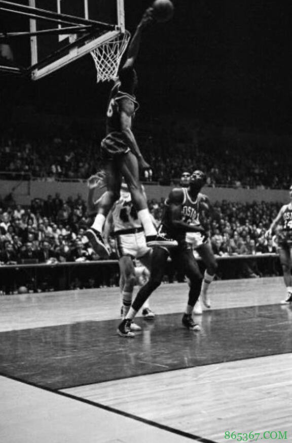 比尔-拉塞尔转发遮天蔽日盖帽旧照:这不算啥 我跳高曾排全美第二