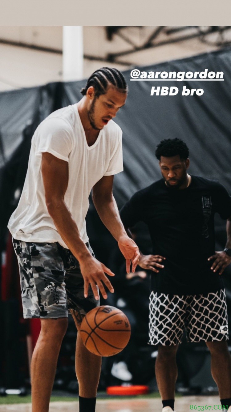 依旧温暖纯真!训练师晒维金斯、TT、戈登等人休赛期训练照