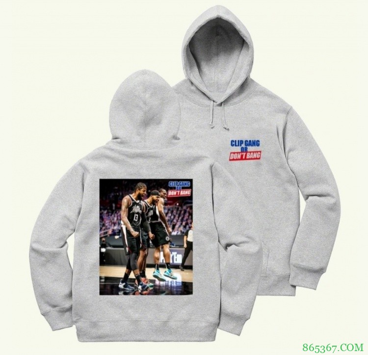 小卡出席球队新球馆奠基仪式 身穿印有乔治怒吼连帽衫