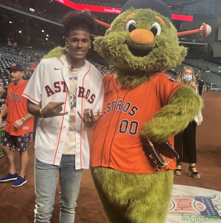 杰伦-格林现身休斯敦太空人主场 为棒球比赛开球
