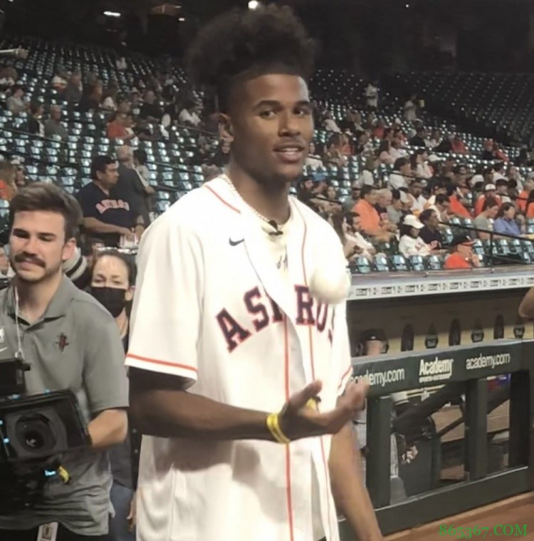 杰伦-格林现身休斯敦太空人主场 为棒球比赛开球