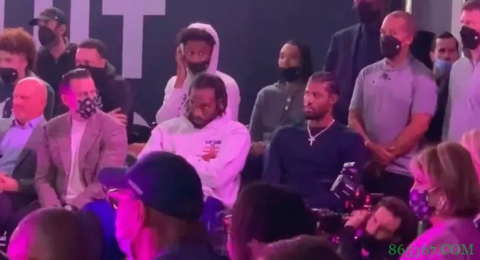 美媒晒小卡&乔治“欣喜若狂”出席奠基仪式 詹姆斯笑喷转发