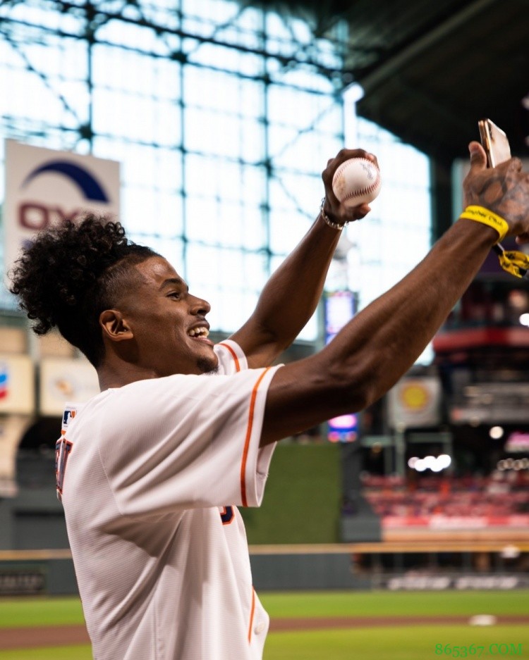 杰伦-格林现身休斯敦太空人主场 为棒球比赛开球