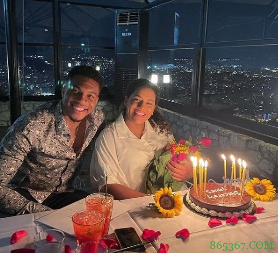 字母哥晒照为女友庆生：愿你愿望成真 ?