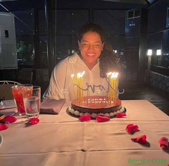 字母哥晒照为女友庆生：愿你愿望成真 ?