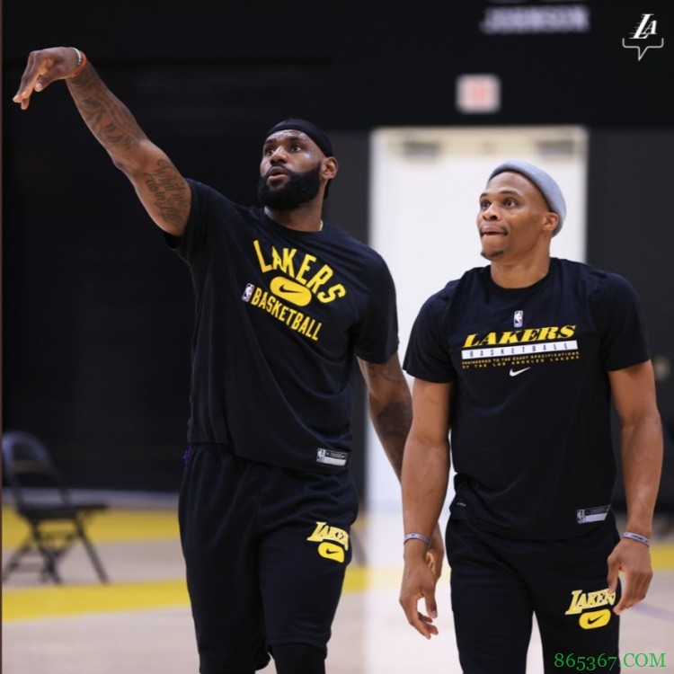 湖人再晒威少与詹姆斯训练照 威少继续戴帽&浓眉不见踪影