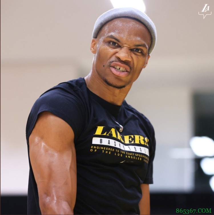 湖人再晒威少与詹姆斯训练照 威少继续戴帽&浓眉不见踪影