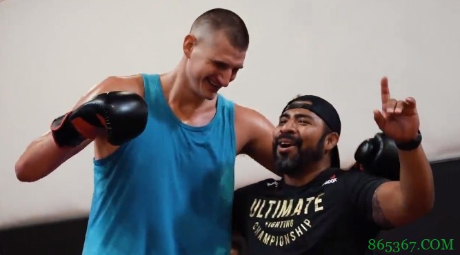 又瘦又壮约老师!掘金晒出球员拳击训练组图