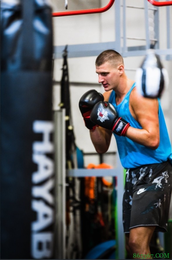 又瘦又壮约老师!掘金晒出球员拳击训练组图