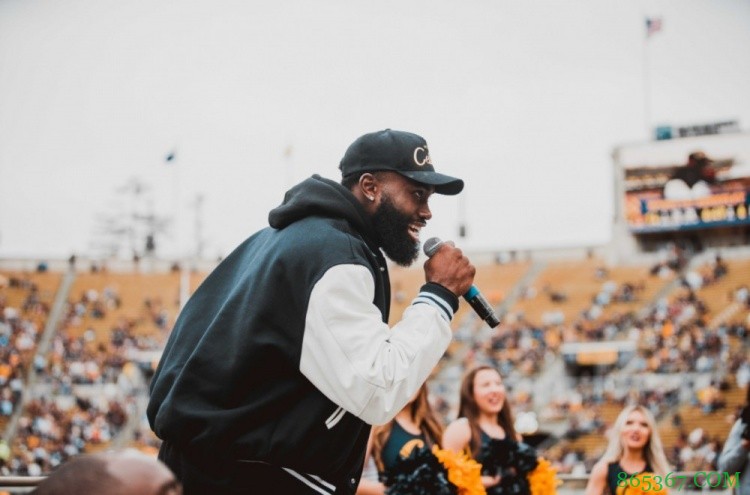 欢迎回家！布朗现身母校加州大学伯克利分校橄榄球比赛现场