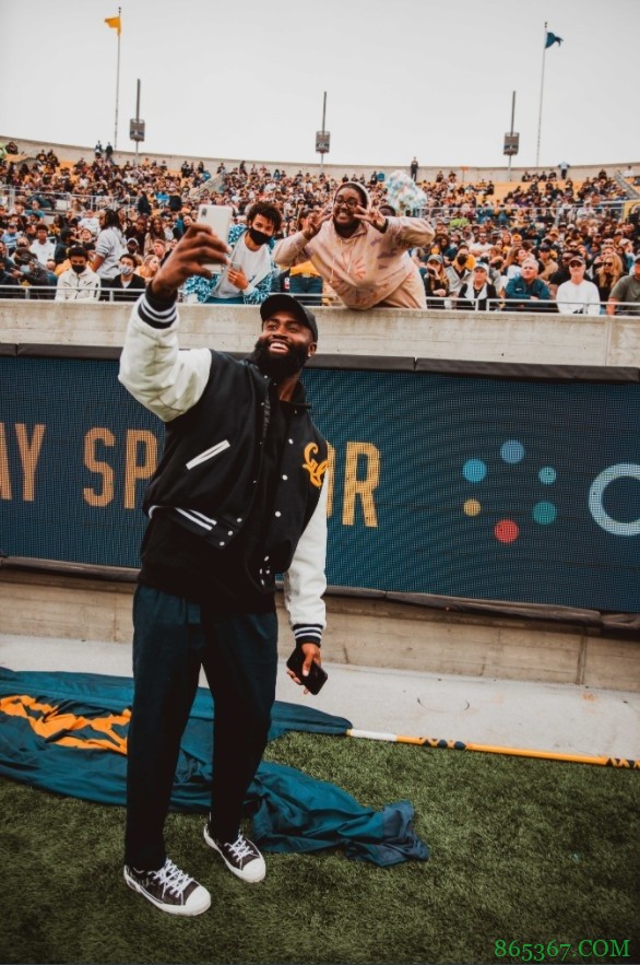 欢迎回家！布朗现身母校加州大学伯克利分校橄榄球比赛现场