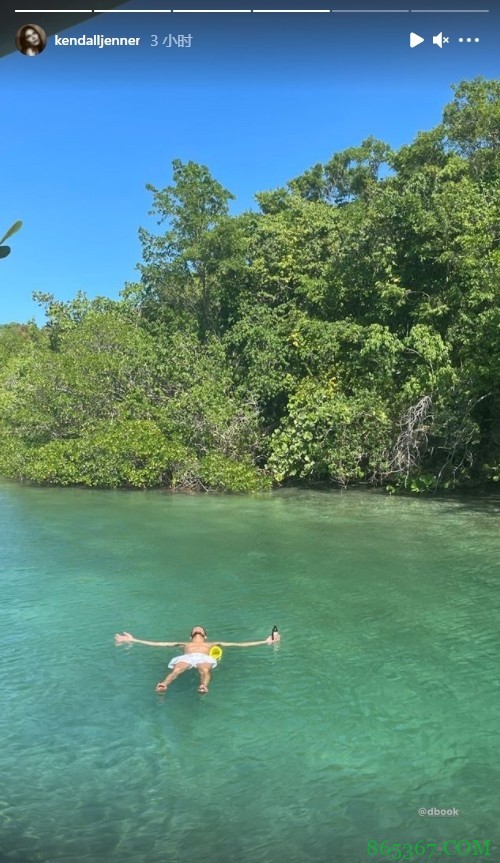 惬意假期!詹娜更新社媒晒布克平躺湖面照片
