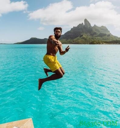唐斯晒跳海照片：就像这样跳入周末