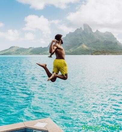 唐斯晒跳海照片：就像这样跳入周末