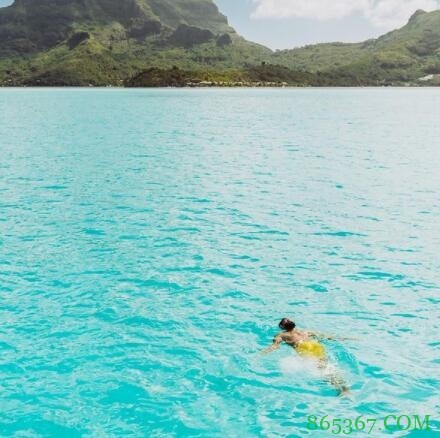 唐斯晒跳海照片：就像这样跳入周末