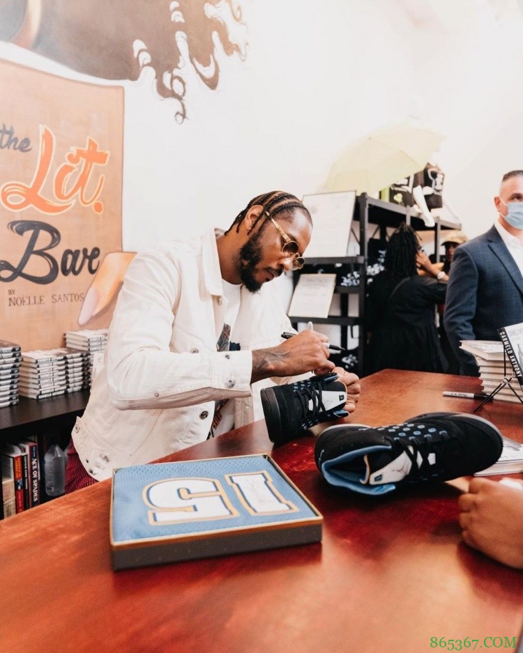 出书！安东尼晒出自己在自传新书签售会上的组图