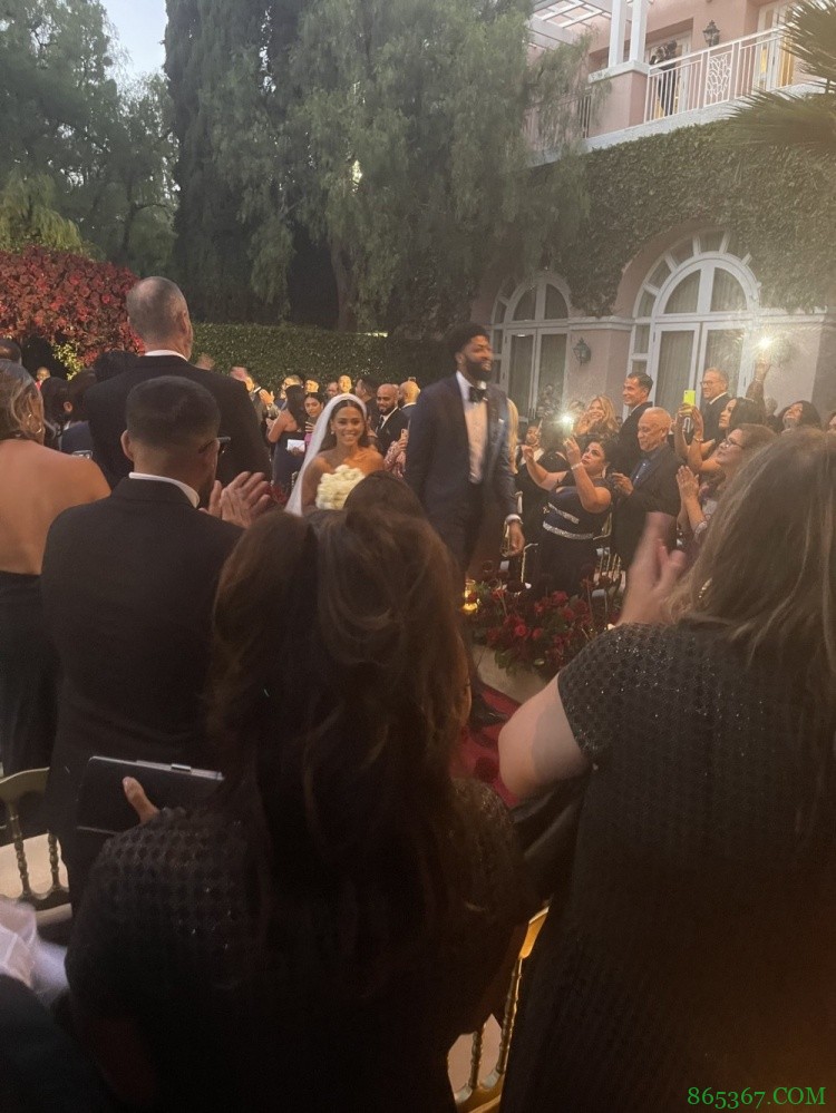 卡利帕里和考辛斯参加戴维斯婚礼 佩林卡和兰比斯也在婚礼现场