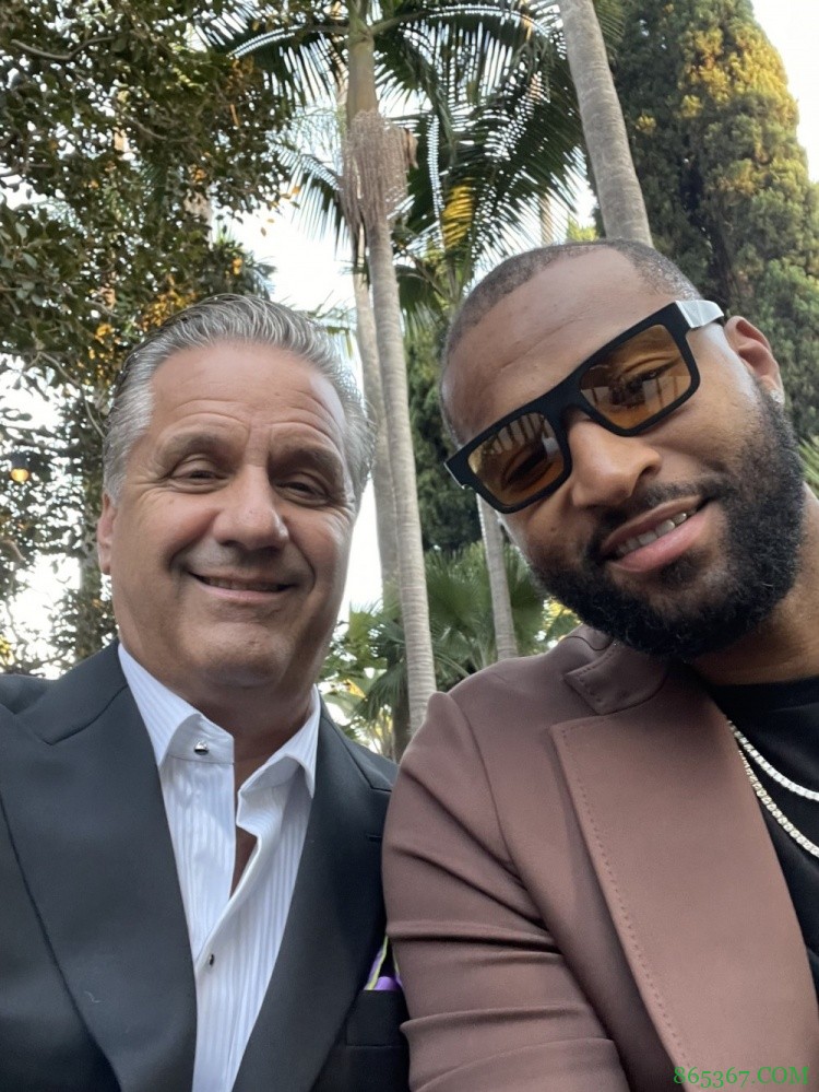 卡利帕里和考辛斯参加戴维斯婚礼 佩林卡和兰比斯也在婚礼现场