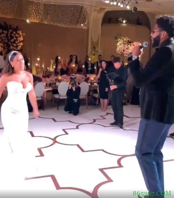 这嗓音如何啊？新郎官浓眉婚礼现场对美妻深情献唱