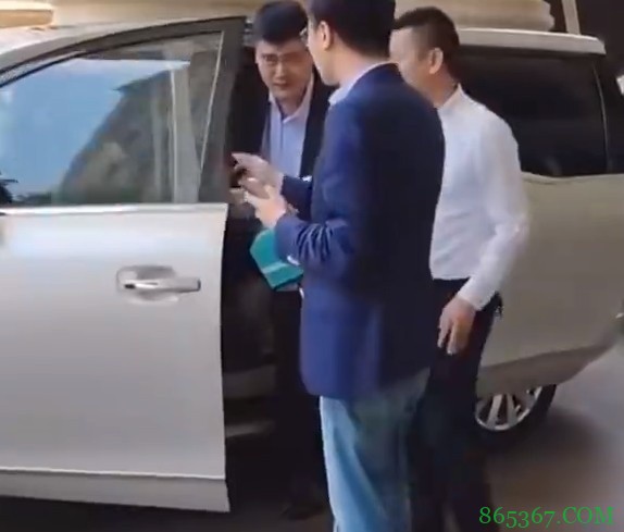商务车坐不进去！姚明出席活动遇到坐车烦恼愁容满面