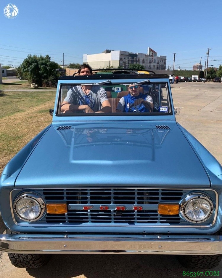 太高了?独行侠官媒晒博班与东契奇合照:我们把车顶拿掉?