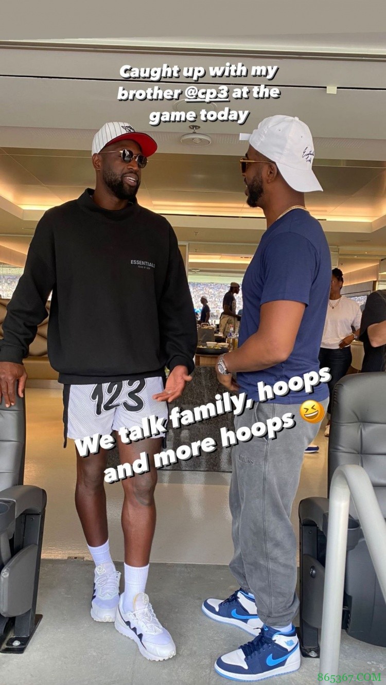 老友相见!韦德社媒晒NFL比赛现场与保罗合照