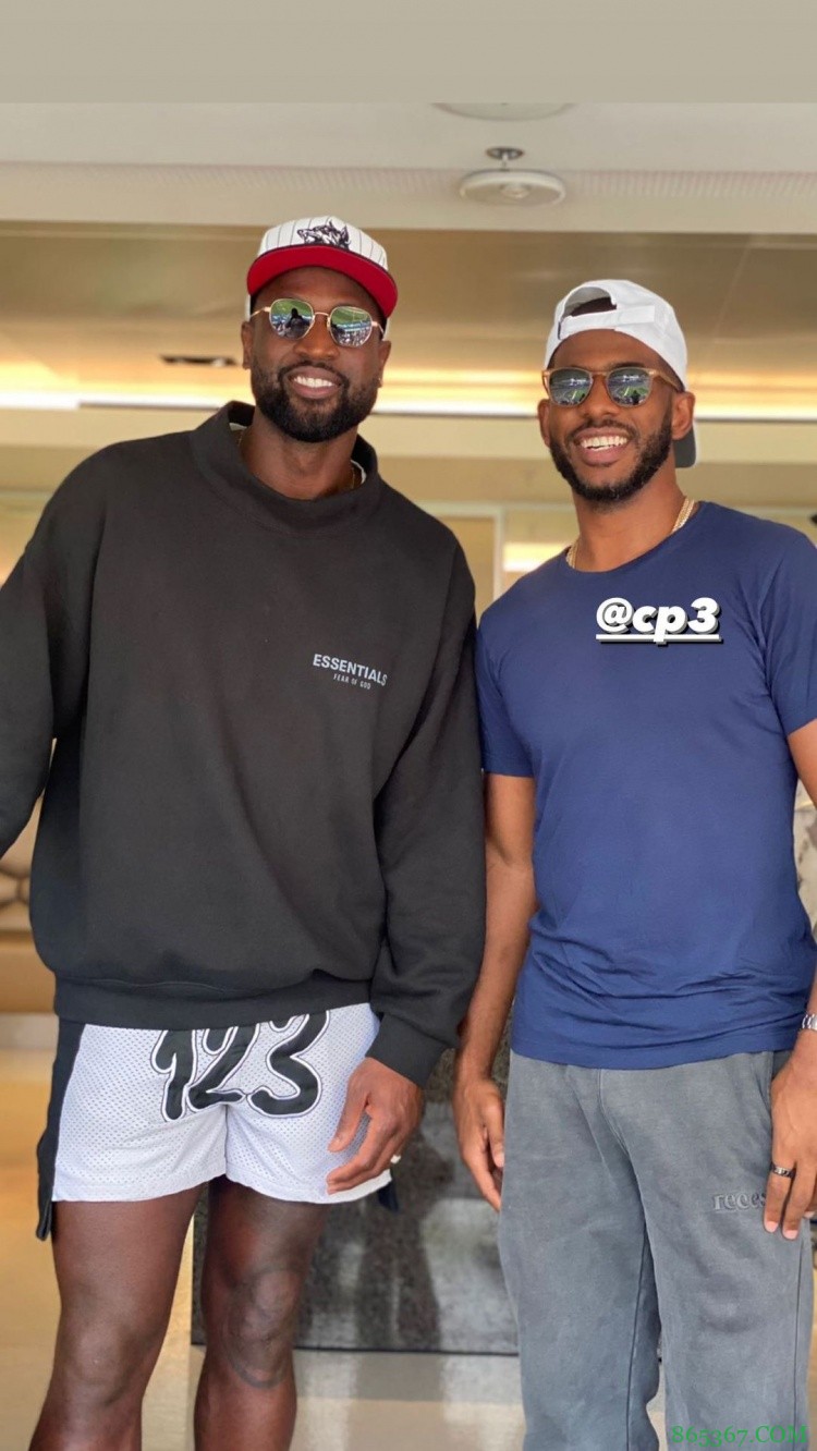 老友相见!韦德社媒晒NFL比赛现场与保罗合照