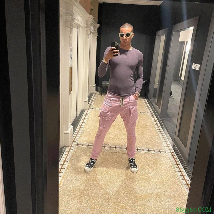 芭比粉裤子！库兹马更新社媒晒出近期个人照