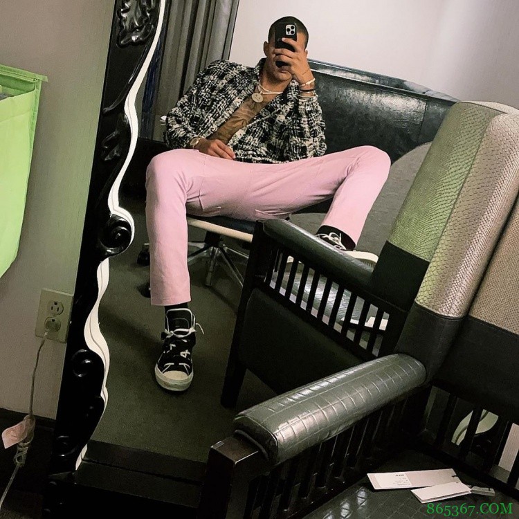 芭比粉裤子！库兹马更新社媒晒出近期个人照