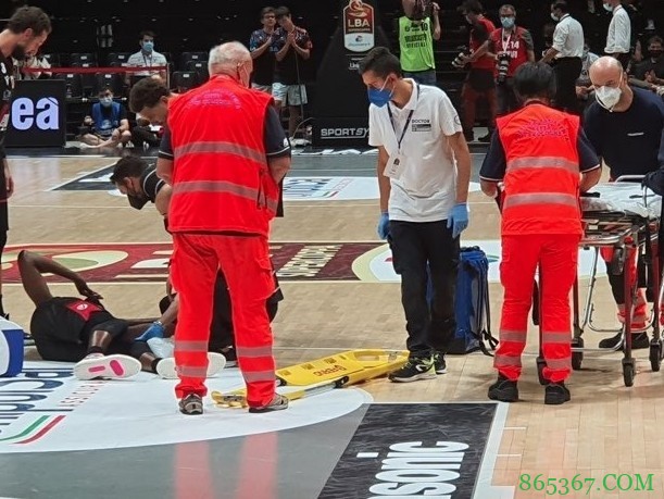 主教练谈尤度受伤：地板贴纸会让球员滑倒受伤 NBA球场就没有贴纸